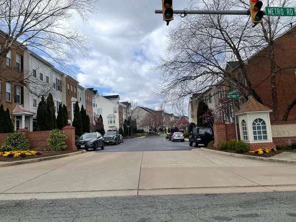 940 Harrison Cir, Alexandria, VA 22304