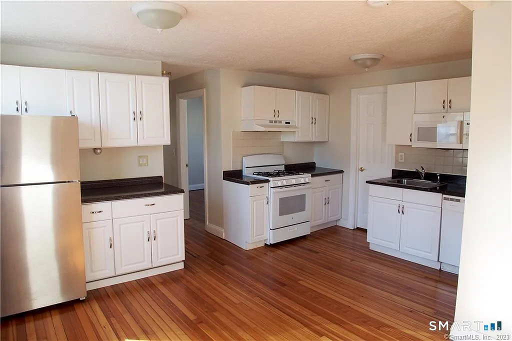 4 bed, 1.0 bath, 1000 sqft, $1,850 — Photo 3