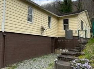 77 Willow St, Itmann, WV 24847