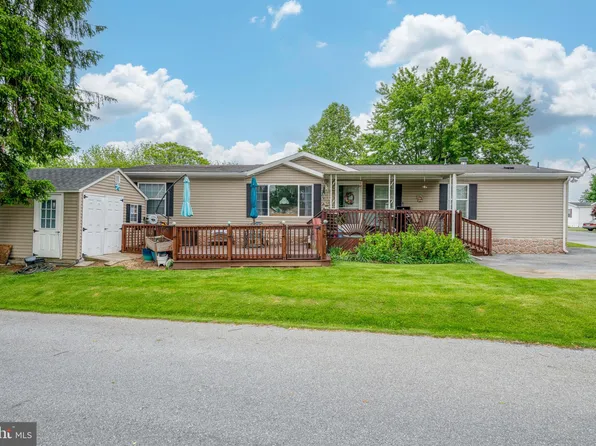 33 S Green Acres Cir, Akron, PA 17501