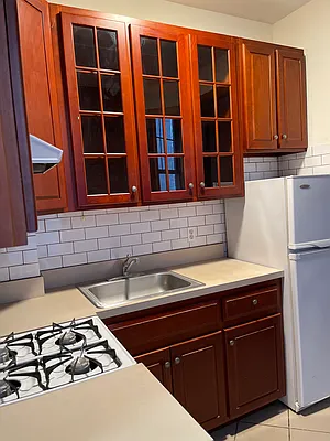 Rented by Myerowtz/Satz Realty Corp | media 20