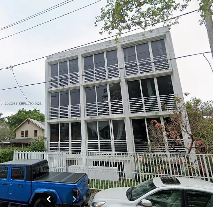 542 SW 3rd St — Photo 1