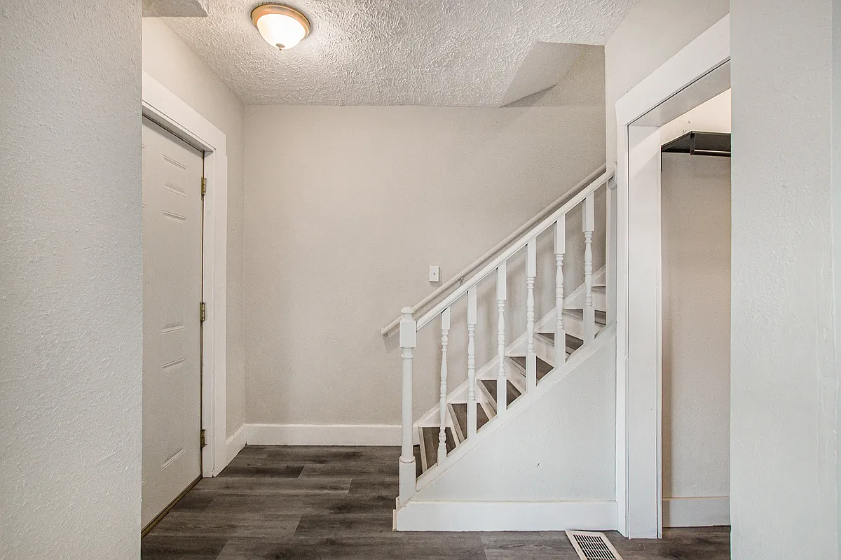 Unit 225 Foyer - 225 S Hosmer St #225