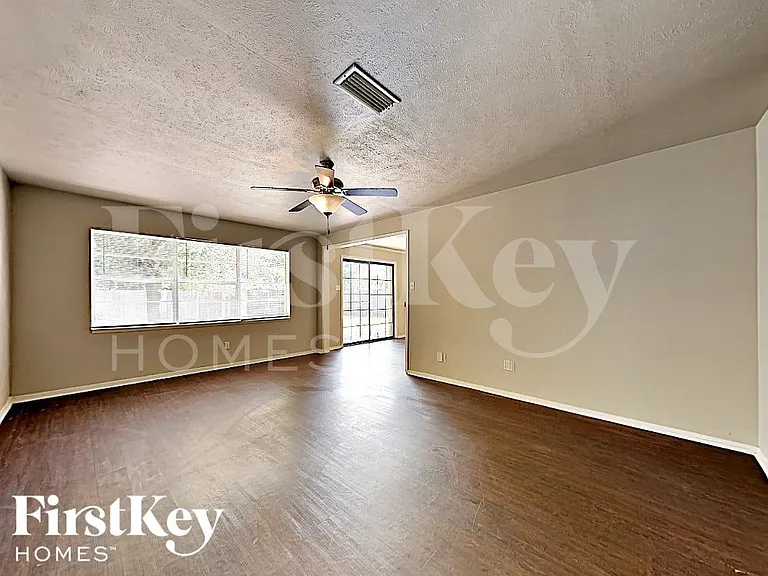 430 Kelly Ct — Photo 3