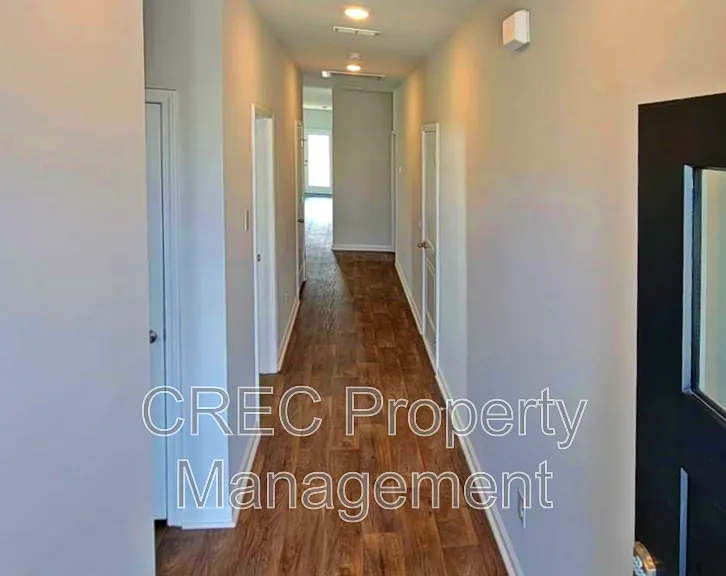 817 Lilyford Ln — Photo 7