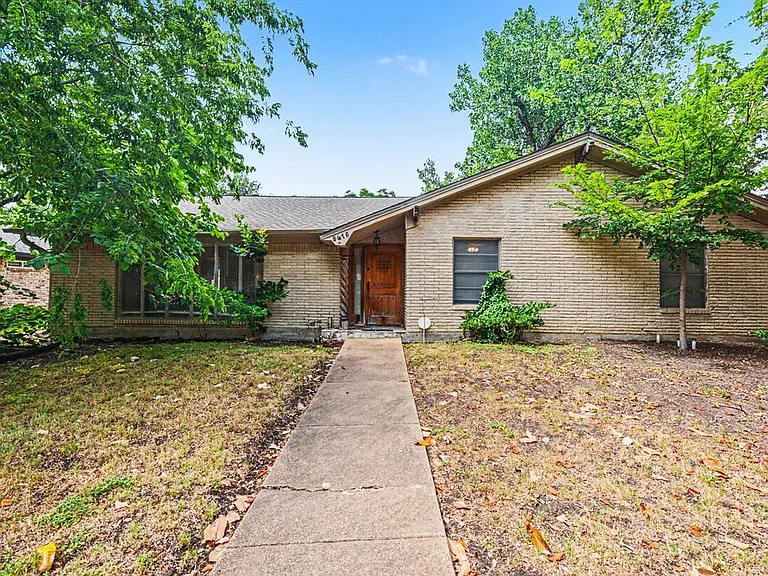 8615 Skyline Dr — Photo 1