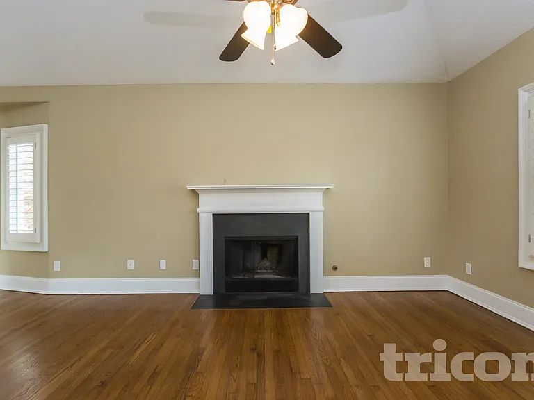 160 Eagle Glen Dr — Photo 4