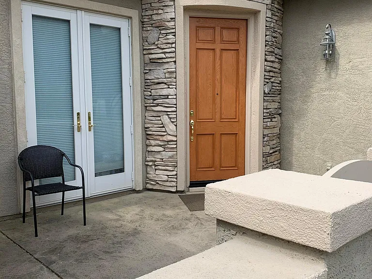 400 Bailey Ct — Photo 4