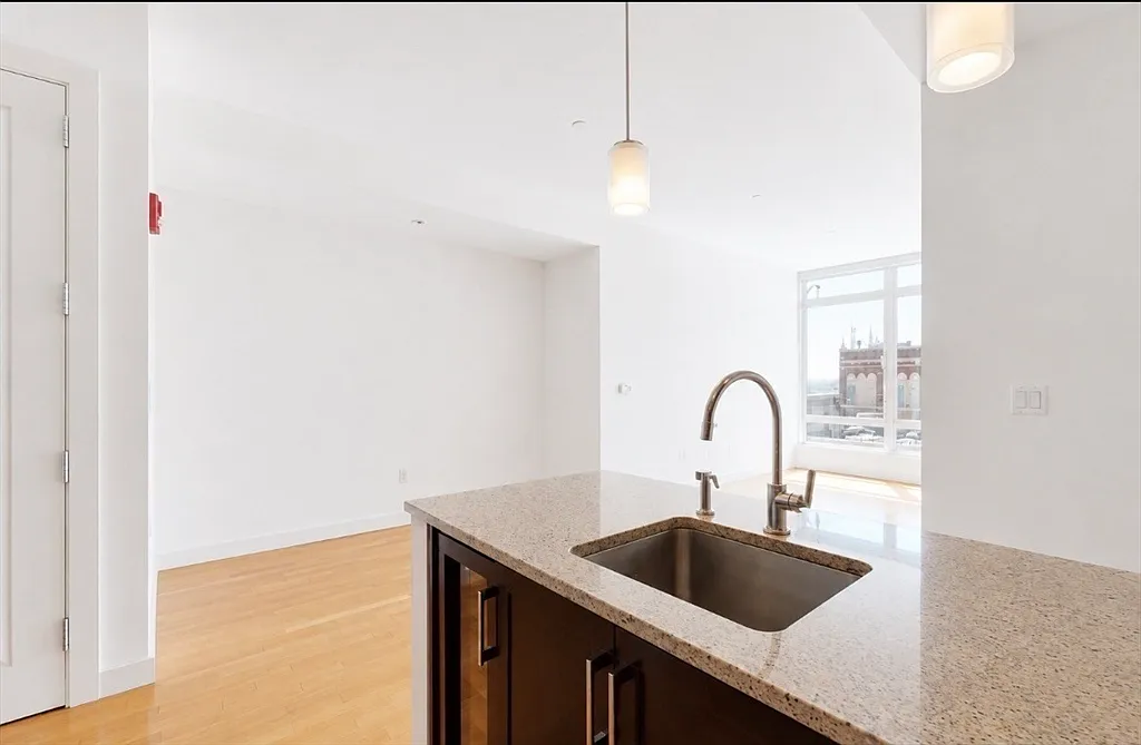 1 bed, 1.0 bath, 711 sqft, $5,450 — Photo 2
