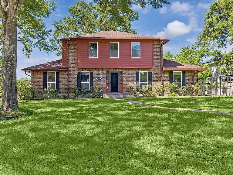 3232 Parkwood Dr — Photo 1