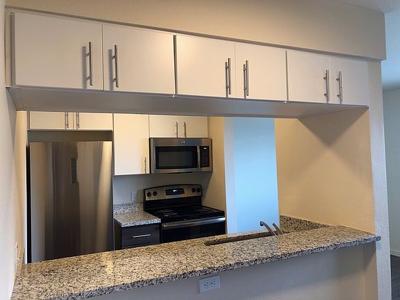 4th image of 410 NE Dekum St #406