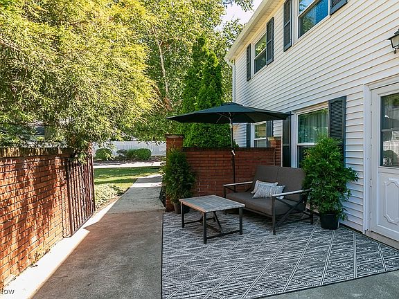 3rd image of 38 New Castle Ln
