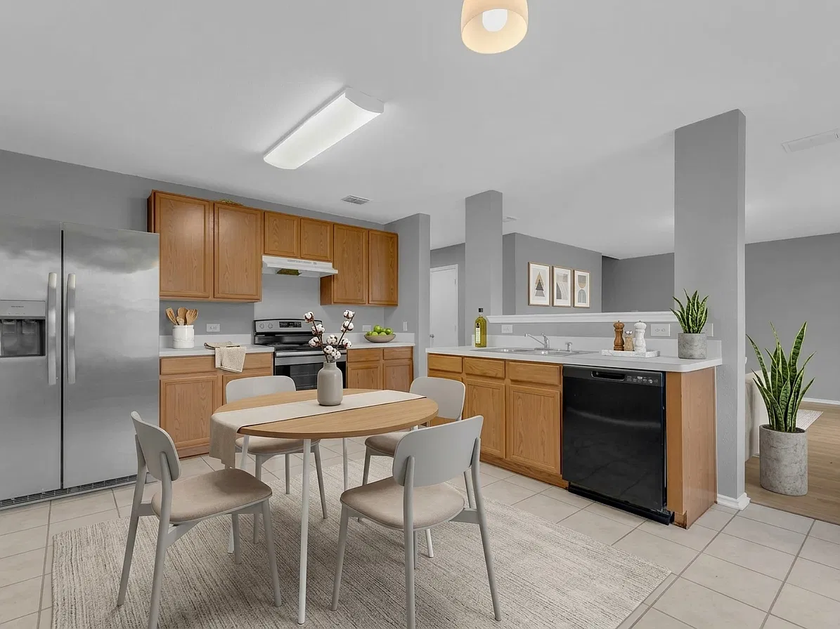 4 bed, 2600 sqft, $2,200 — Photo 4
