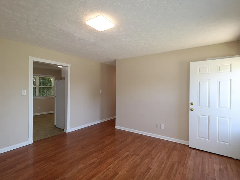 212 Foxwood Dr — Photo 4