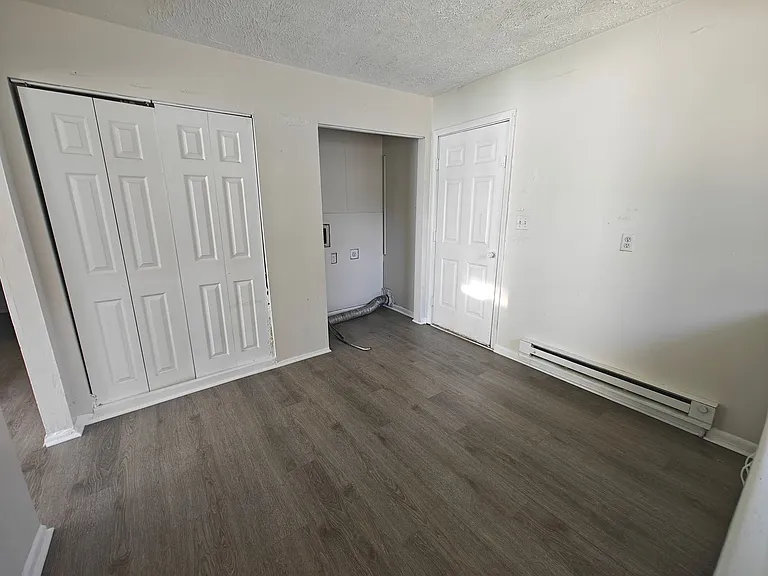 647 W Franklin St — Photo 8