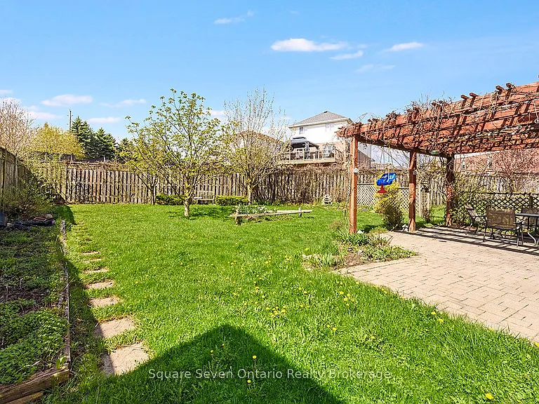 635 Commonwealth Cres — Photo 35