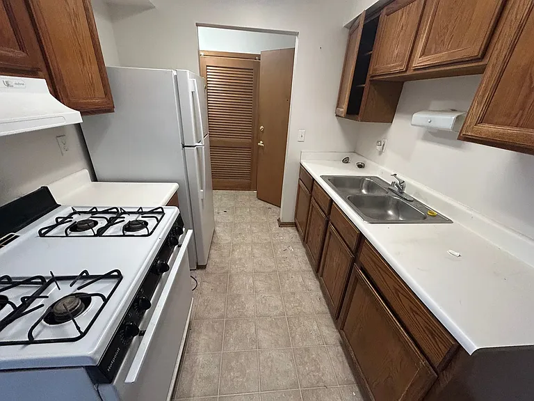 1216 Memorial Dr — Photo 3