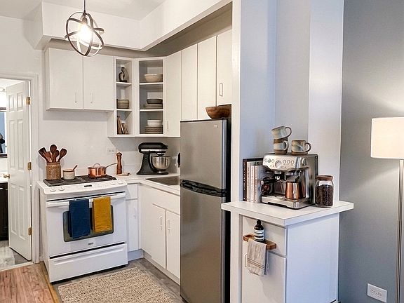 2nd image of 370 W 52nd St APT 3B