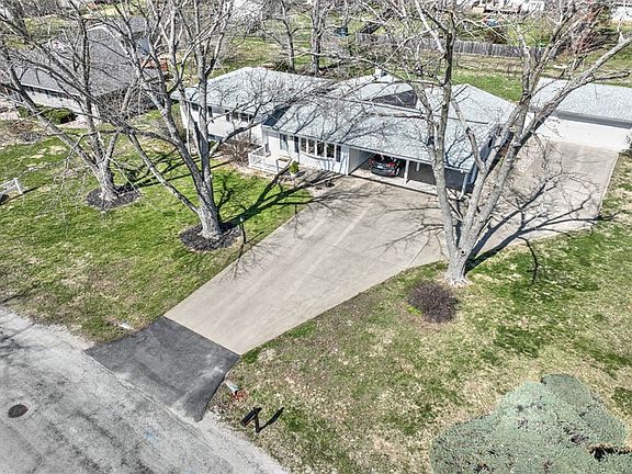 3rd image of 300 South Dr