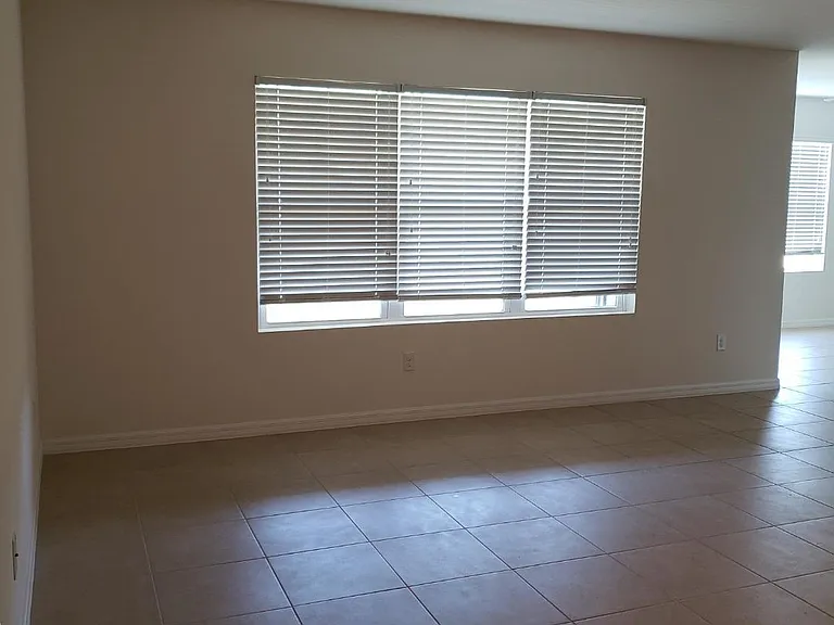 2529 SW 11th Pl — Photo 3
