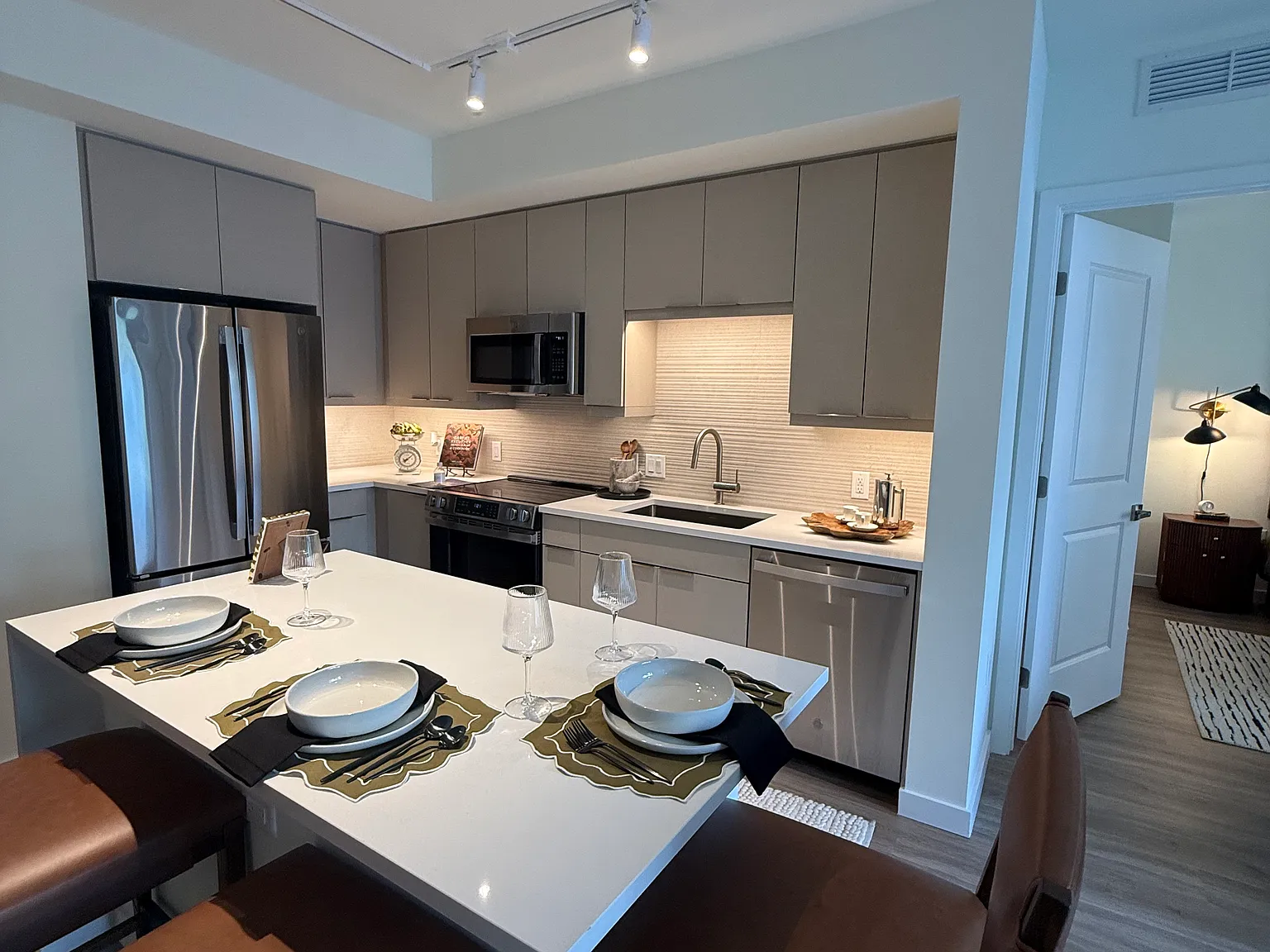 1 bed, 726 sqft, $2,395 — Photo 3