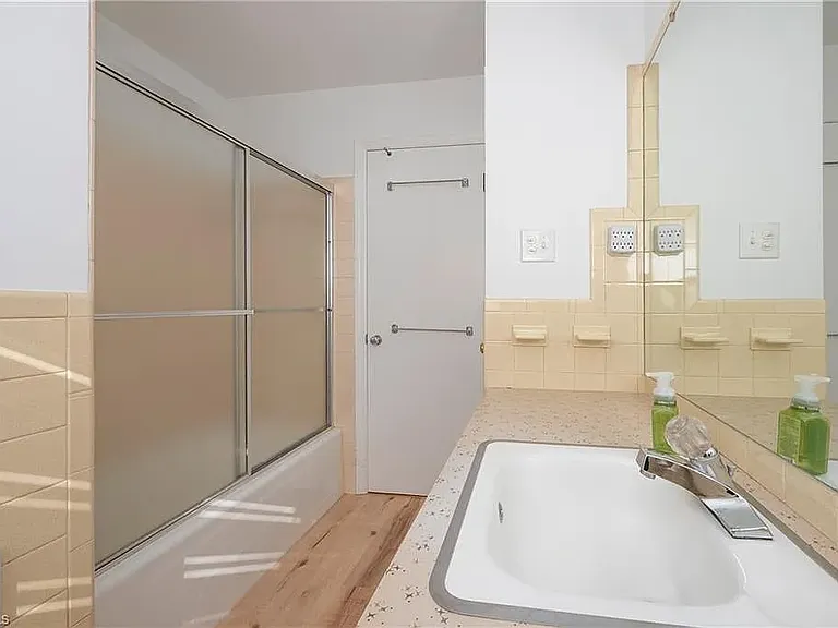 2400 Queen St — Photo 17