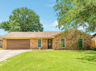 104 Meadowlark Ln, Angleton, TX 77515