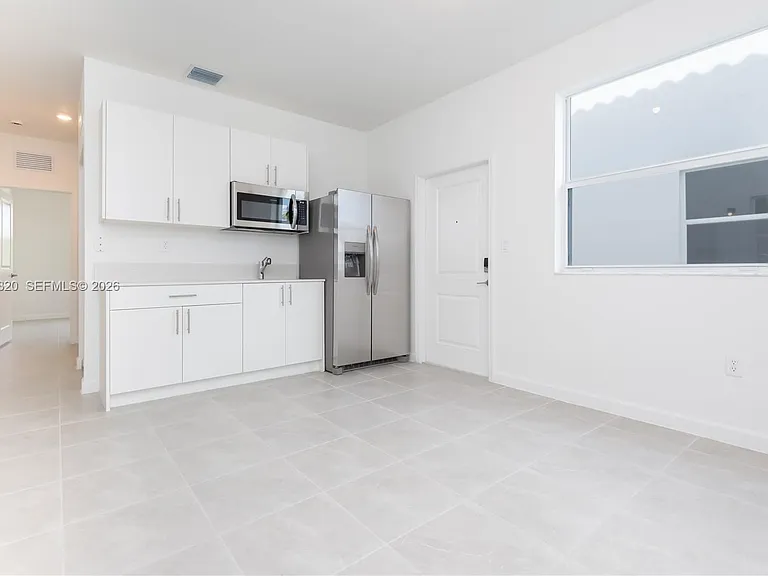 2631 SE 8th Ct #2631 — Photo 4
