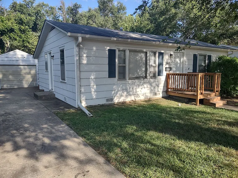 1609 N Eisenhower Dr — Photo 1