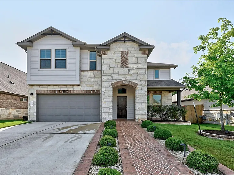 1320 Goldilocks Ln — Photo 2