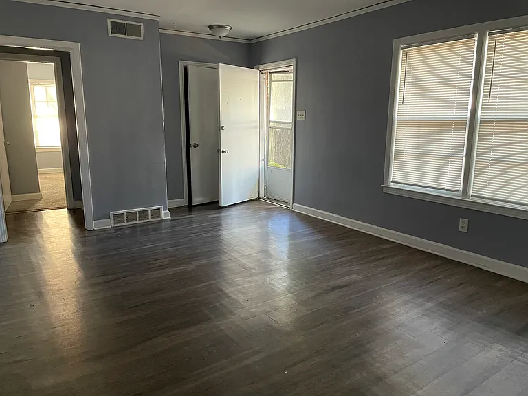 1717 Dellwood Ave — Photo 3