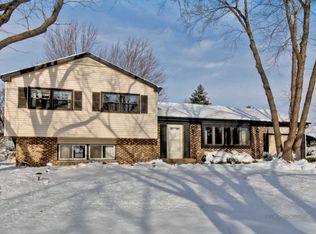 866 Camelot Dr, Crystal Lake, IL 60014
