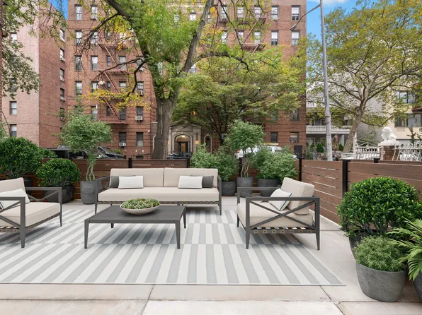 184 Hawthorne Street image 2 of 9