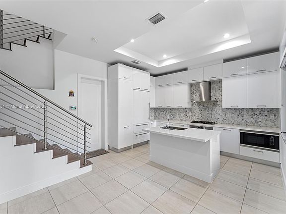 4th image of 8437 NW 47th St