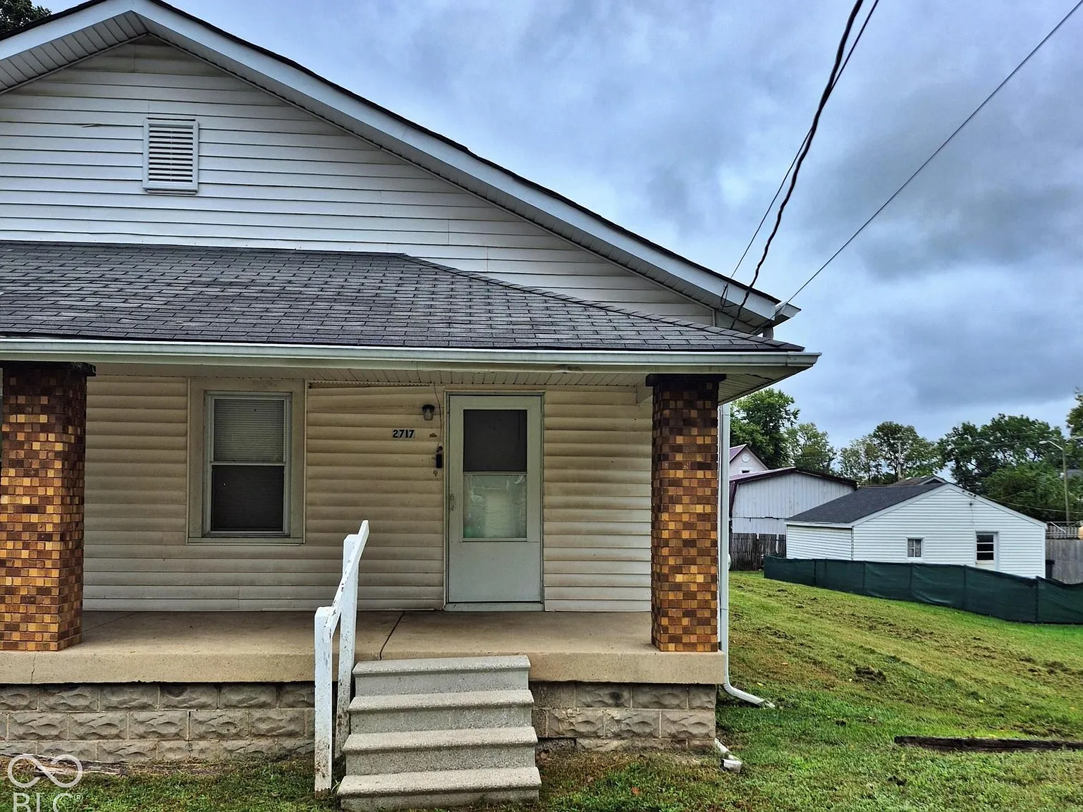 2 bed, 1.0 bath, 2352 sqft, $1,150 — Photo 2