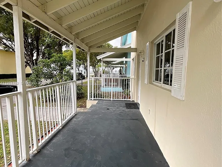 435 NW 19th Ln — Photo 3