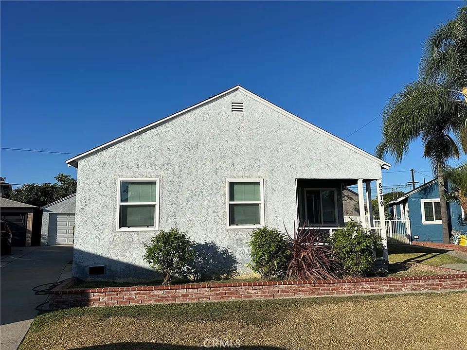 8379 La Villa St