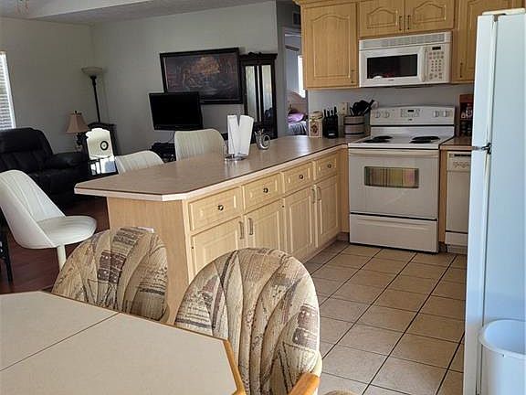5th image of 223 Dartmoor Ave