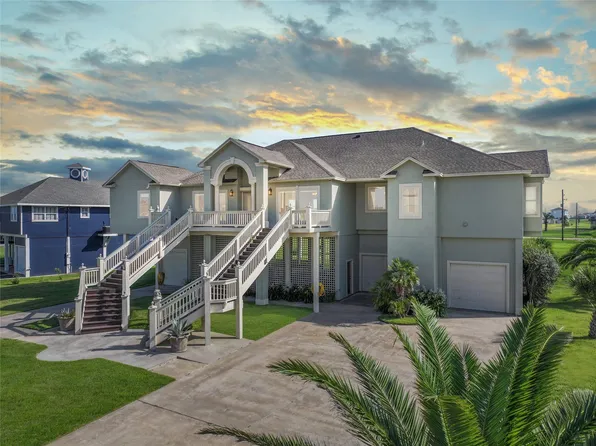 813 Pinata Dr, Crystal Beach, TX 77650