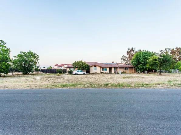 7464 N Paula Ave, Clovis, CA 93611