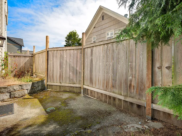 410 W Barrett St — Photo 5