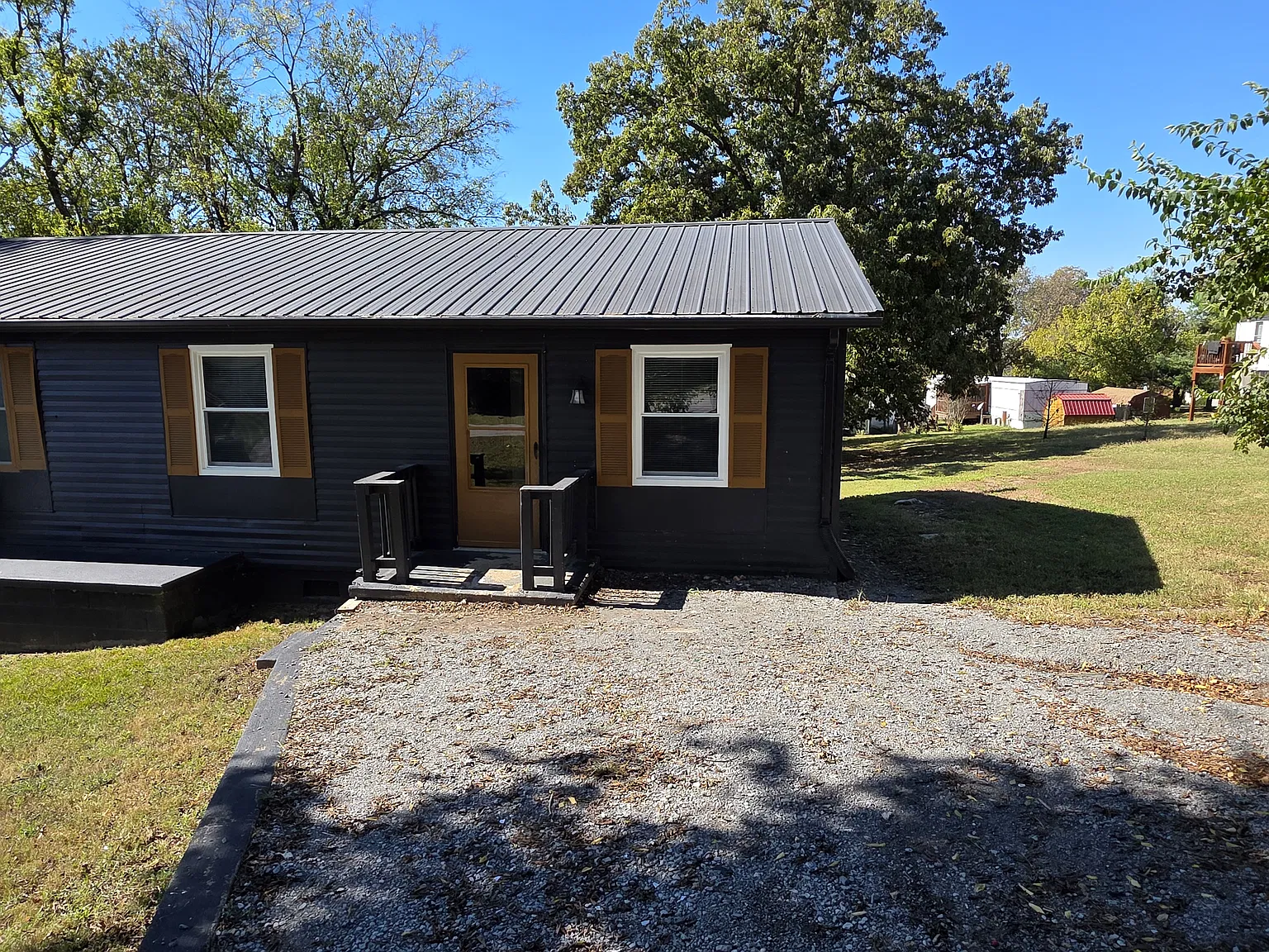 Newly Renovated 2 Bedroom 1 Bathroom Duplex — Photo 1