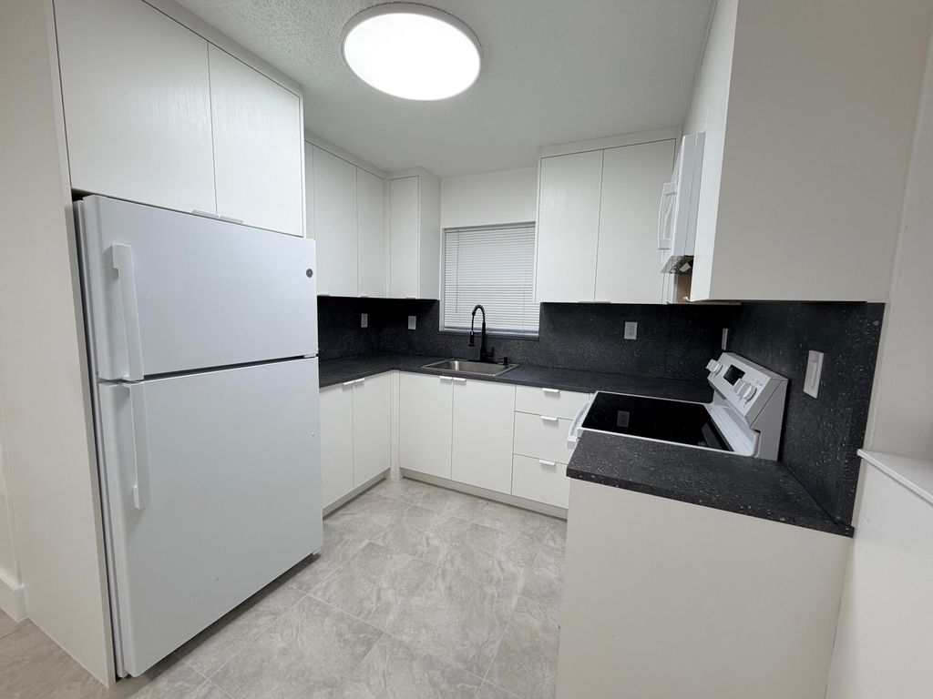 220 NW 12th Ct APT 3, photo 8