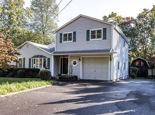 17 Duclos Dr, Agawam, MA 01001