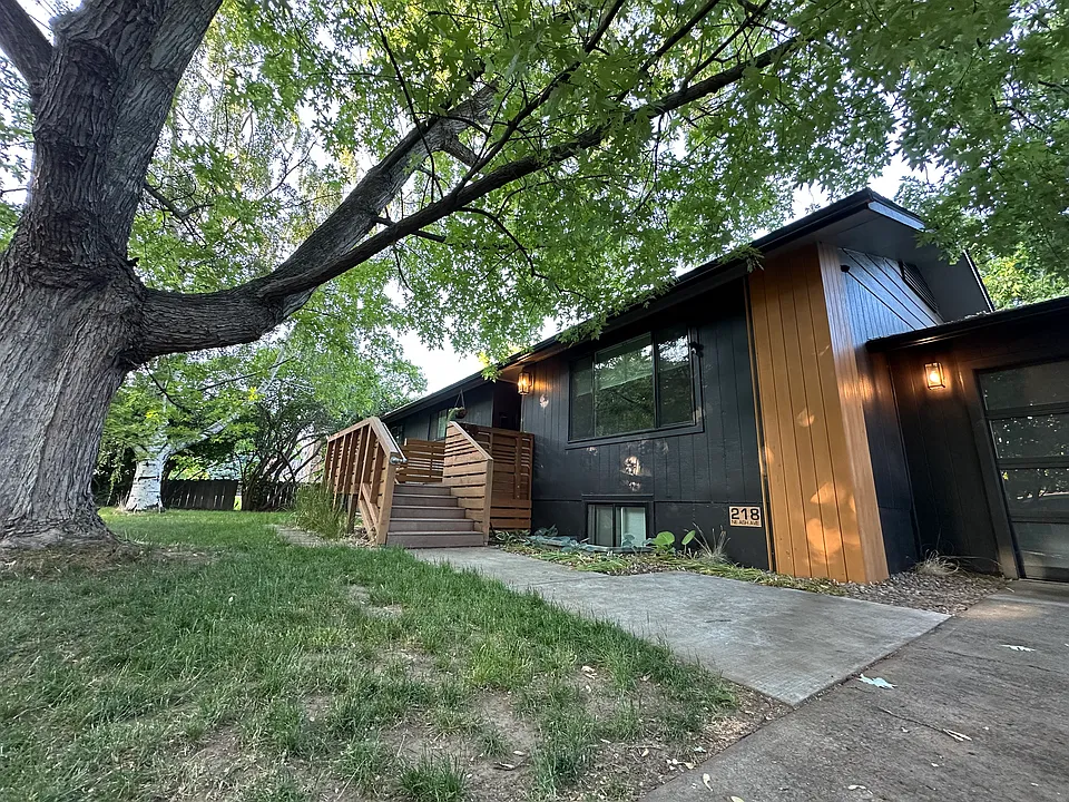 218 NE Ash Ave