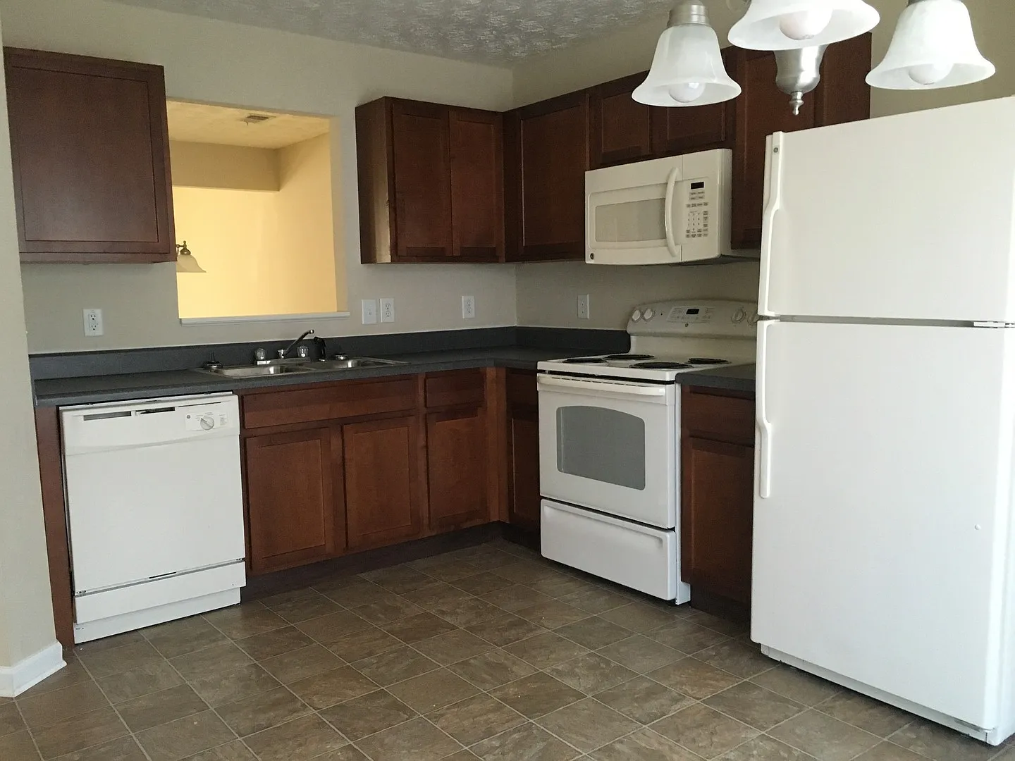 Two story Townhouse in Hampton — Photo 2