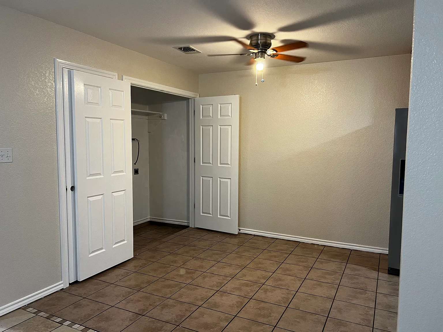 3 bed, 1080 sqft, $1,400 — Photo 3