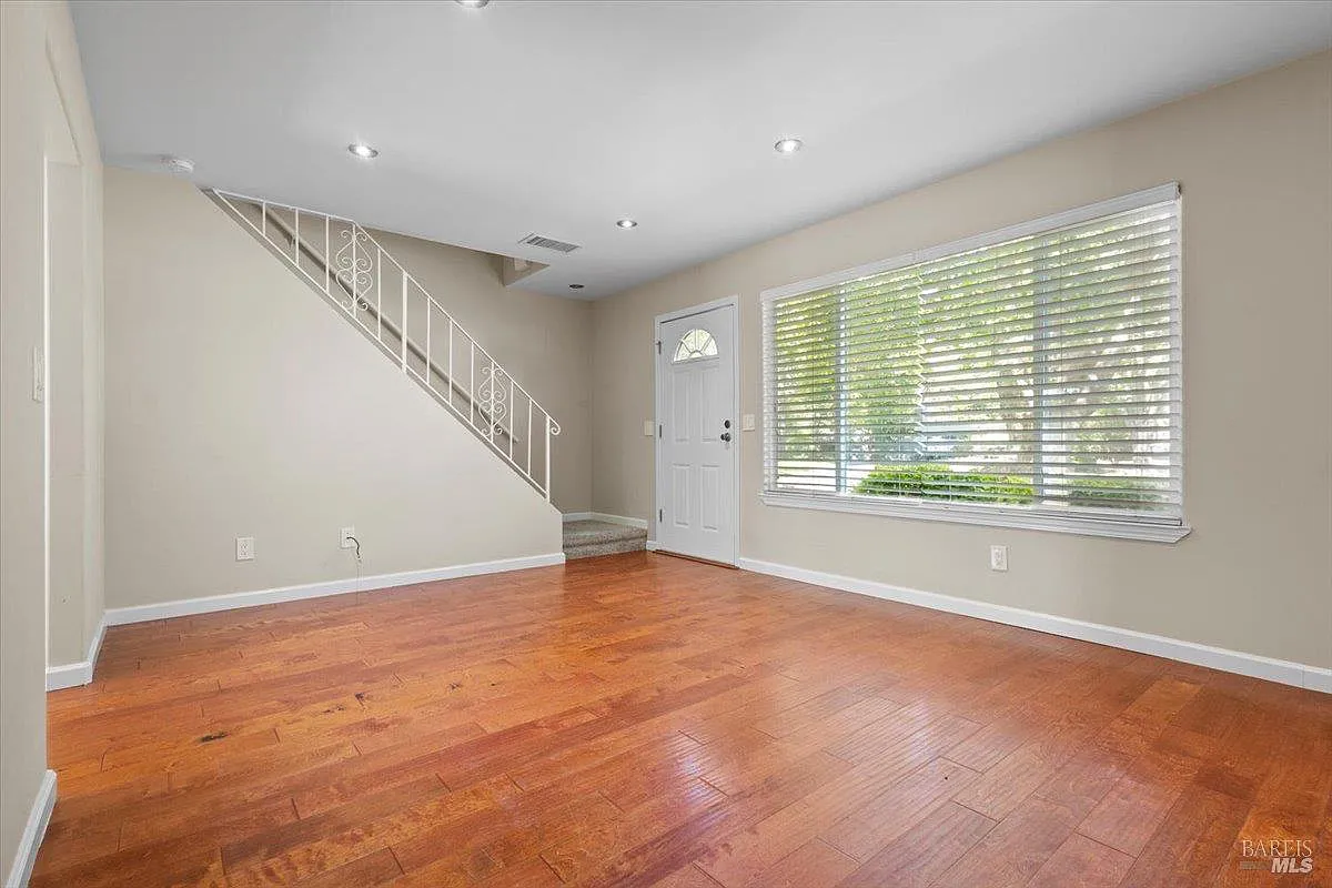 303 Algiers Court - Photo 7