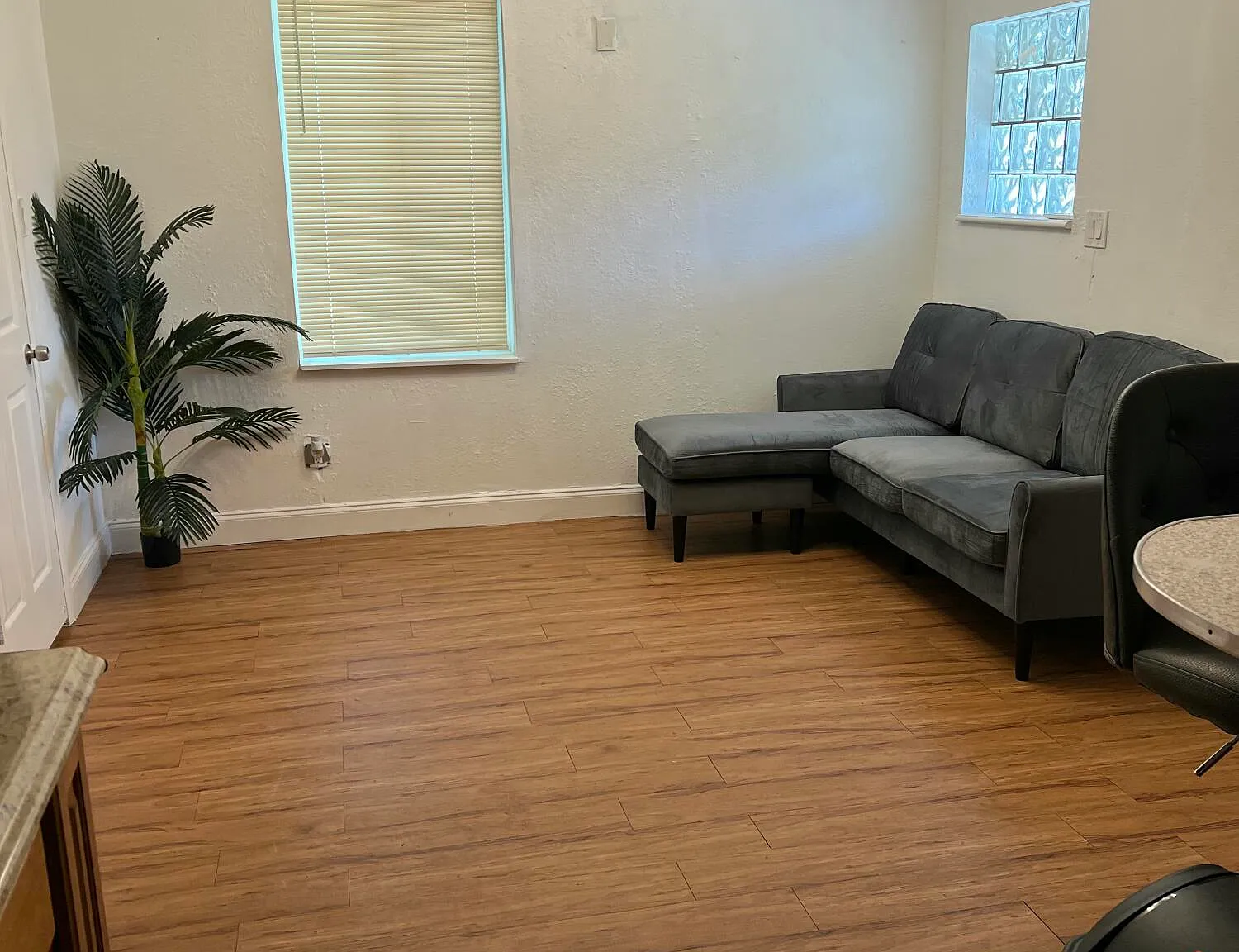 1 bed, 1.0 bath, 700 sqft, $1,200 — Photo 3