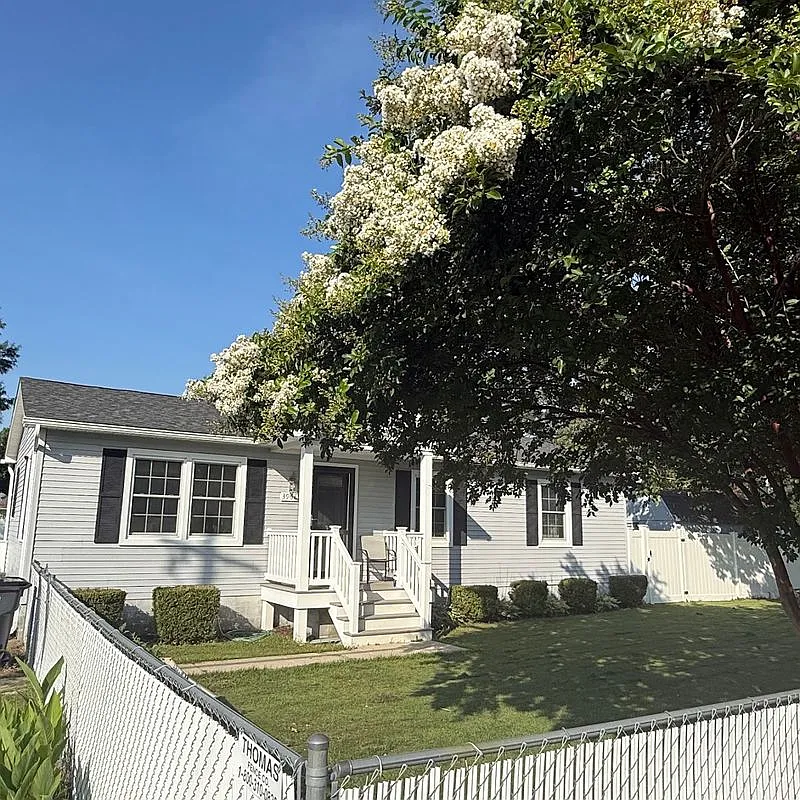3 bed, 2.0 bath, 1344 sqft, $2,000 — Photo 3